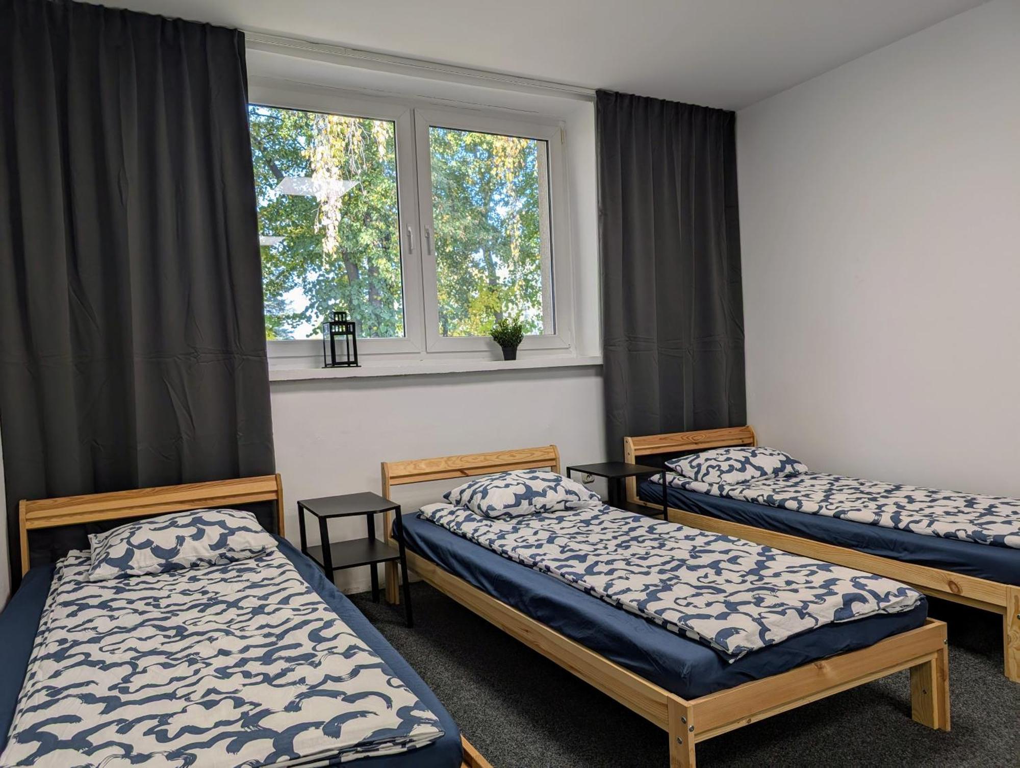 Baraczek Lotnisko Leszno Hostel Leszno  Exterior photo